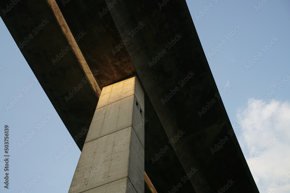 Brücke aus Beton mit Pfeilern und Fahrbahn, Trogbrücke mit Durchlaufträger Brücke aus Beton mit Pfeilern und Fahrbahn, Trogbrücke mit Durchlaufträger