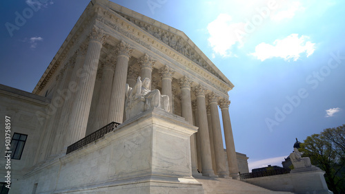 Obraz na plátne The shadow side of the Supreme Court building in Washington DC on a beautiful spring day
