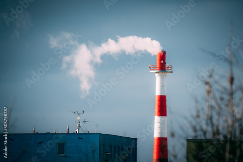 Foto smoke from the red and white chimney
