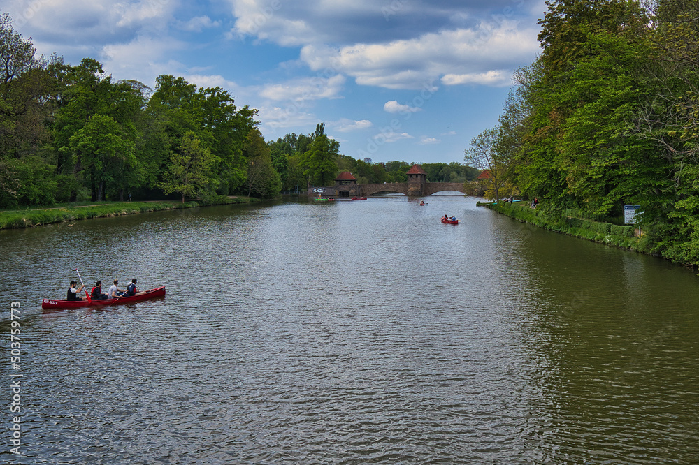 Blick auf das Palmengartenwehr, Boot, Paddeln, Elsterbecken, Leipzig, Deutschland Blick auf das Palmengartenwehr, Boot, Paddeln, Elsterbecken, Leipzig, Deutschland