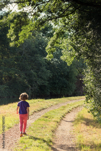 petite fille se promenant seule sur un chemin