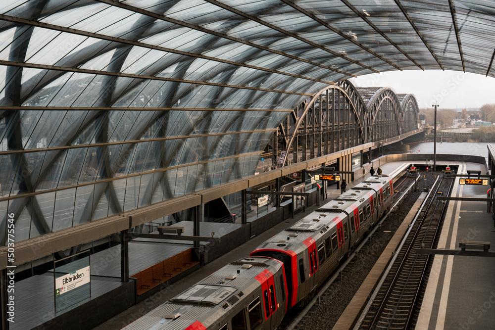 Fototapeta premium elbbrücken metro hamburg