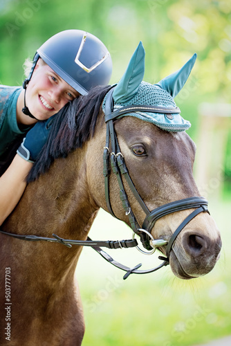 Glückliches Mädchen mit Pferd/Pony
