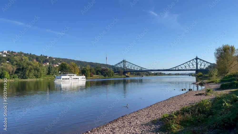 Elbe, Brücke, Blaues Wunder, Elbflorenz, Blick auf Loschwitz, Sonnenschein, blauer Himmel, Elbwiesen, Elberadweg, Strand, Schiff, Weiße Flotte, Dresden, Sachsen, Deutschland Elbe, Brücke, Blaues Wunder, Elbflorenz, Blick auf Loschwitz, Sonnenschein, blauer Himmel, Elbwiesen, Elberadweg, Strand, Schiff, Weiße Flotte, Dresden, Sachsen, Deutschland