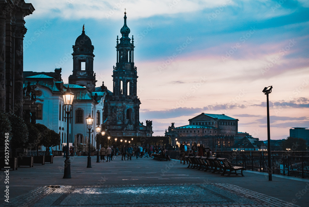 Naklejka premium Dresden at night along the river