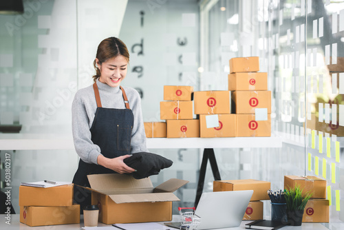 Portrait of an Asian tea girl Packing in boxes, ready to send to customers. Small business concept, SME owner, female entrepreneur