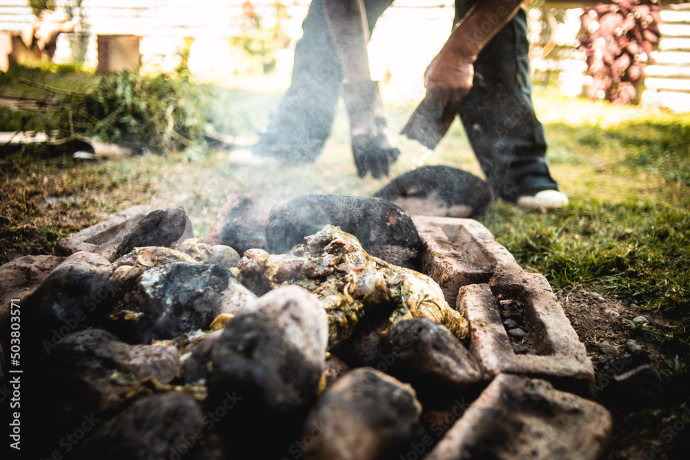 Elaboración de Pachamanca en horno de piedras. Comida tradicional del Perú Elaboración de Pachamanca en horno de piedras. Comida tradicional del Perú