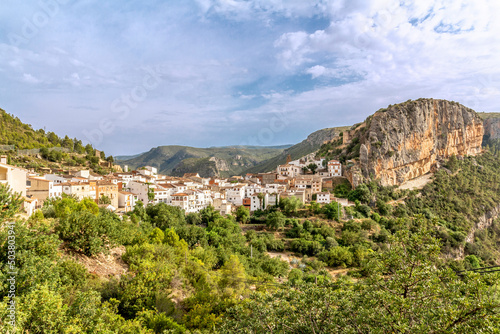 Chulilla town in a landscape surrounded by mountains and natural landscapes © Jose Aldeguer