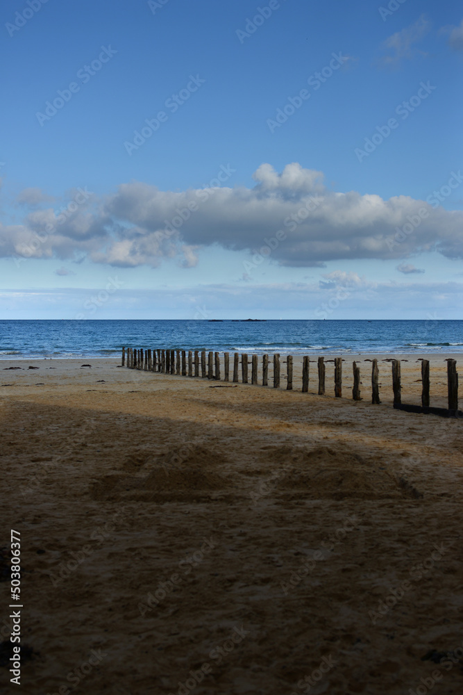 Fototapeta premium Brises-lames sur la plage de Saint-Malo