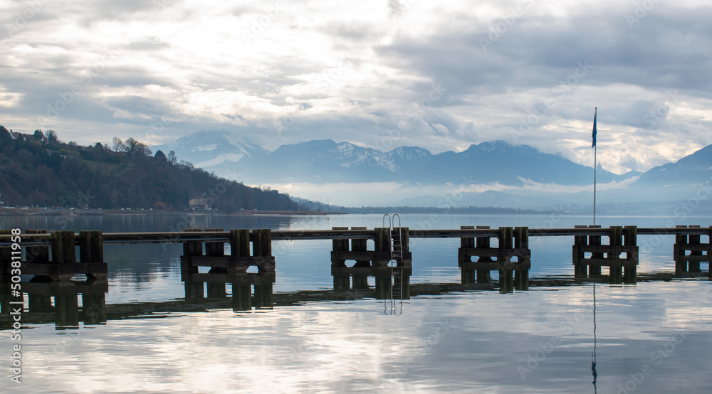 Obraz premium Le lac du Bourget (Savoie) en hiver - France