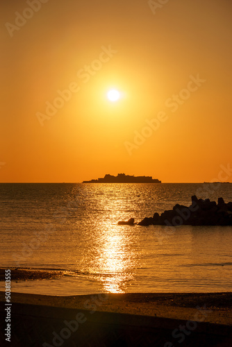 軍艦島と夕陽　長崎の世界遺産