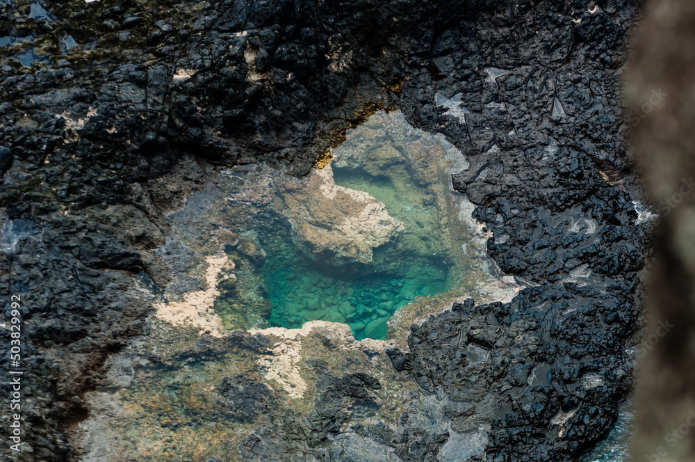 Detalhe das belas águas esverdeadas da Baía dos Porcos no Arquipélago de Fernando de Noronha Detalhe das belas águas esverdeadas da Baía dos Porcos no Arquipélago de Fernando de Noronha