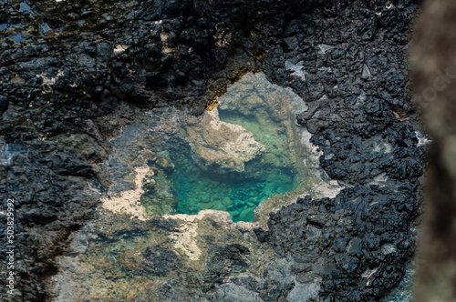 Detalhe das belas águas esverdeadas da Baía dos Porcos no Arquipélago de Fernando de Noronha