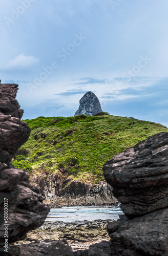 A linda praia da concei    o com o pico do Morro ao fundo no Arquip  lago de Fernando de Noronha