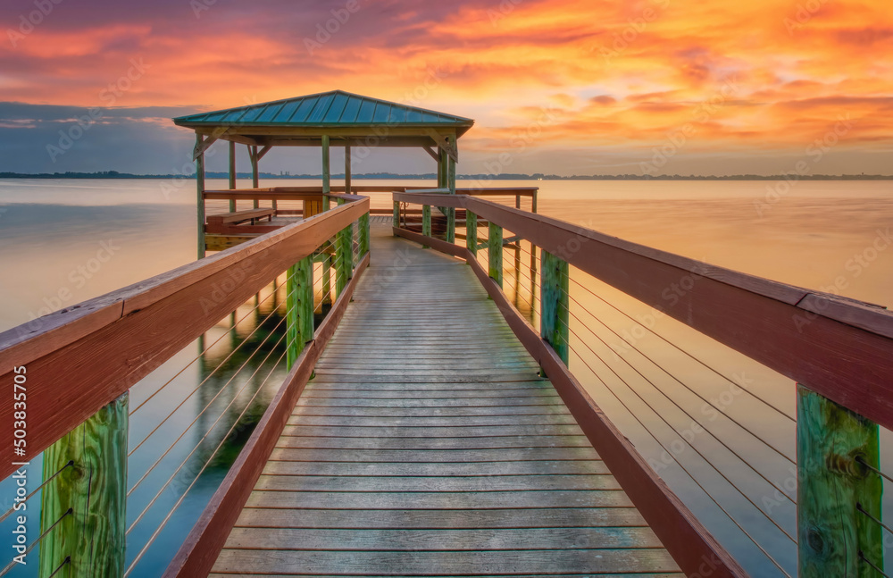 Obraz premium pier at sunset