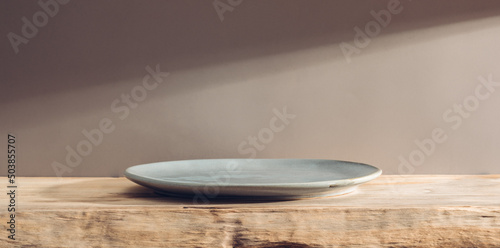 Bild auf Leinwand Empty plate on a wooden table or bar