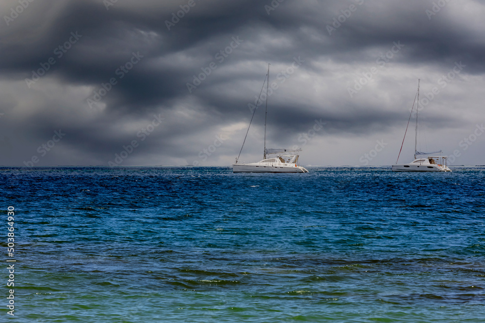 Orage sur l'océan avec le yacht  