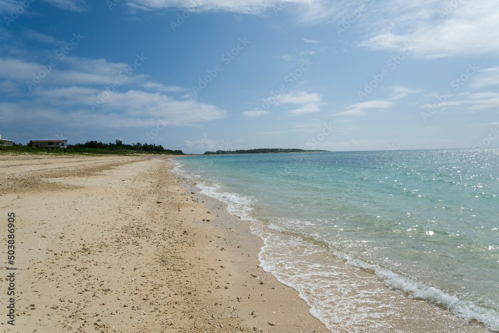 長い砂浜が続く久米島のイーフビーチ