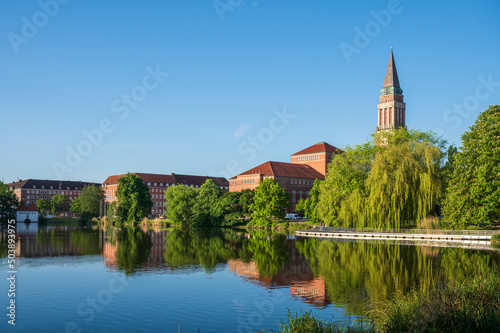 Im Zentrum Kiels die Parkanlage Hiroshimapark mit dem Teich "Kleiner Kiel", dem Alten Rathaus und dem Opernhaus im Morgenlicht
