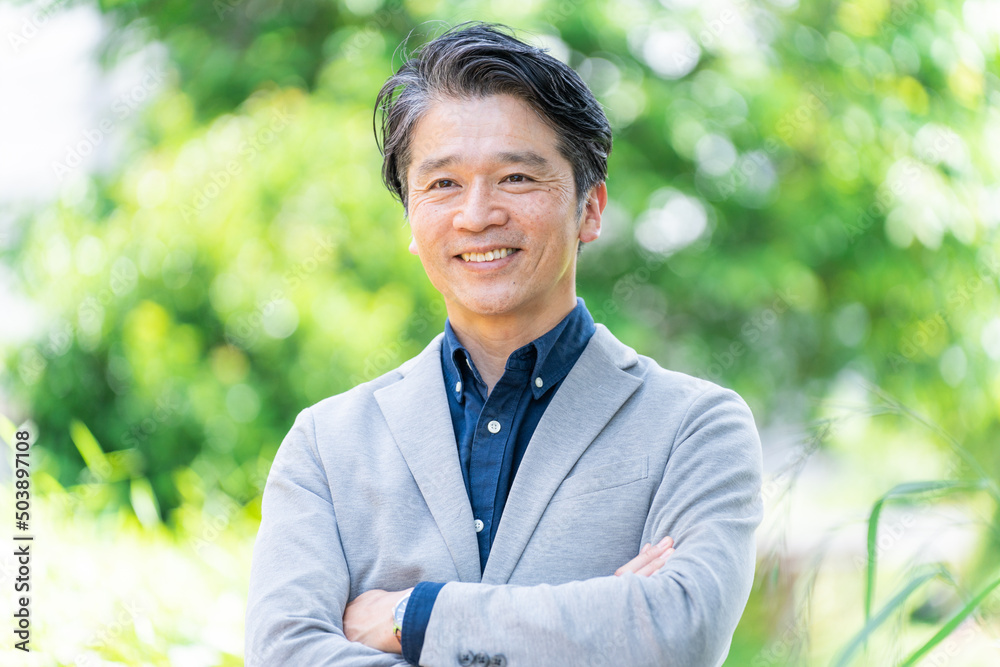ミドル男性・屋外・新緑・公園・笑顔