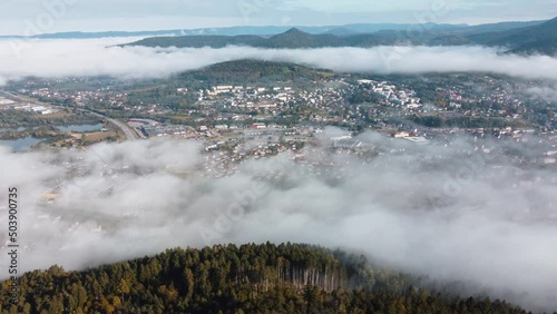 Nuages au dessus de la ville entre les montagnes