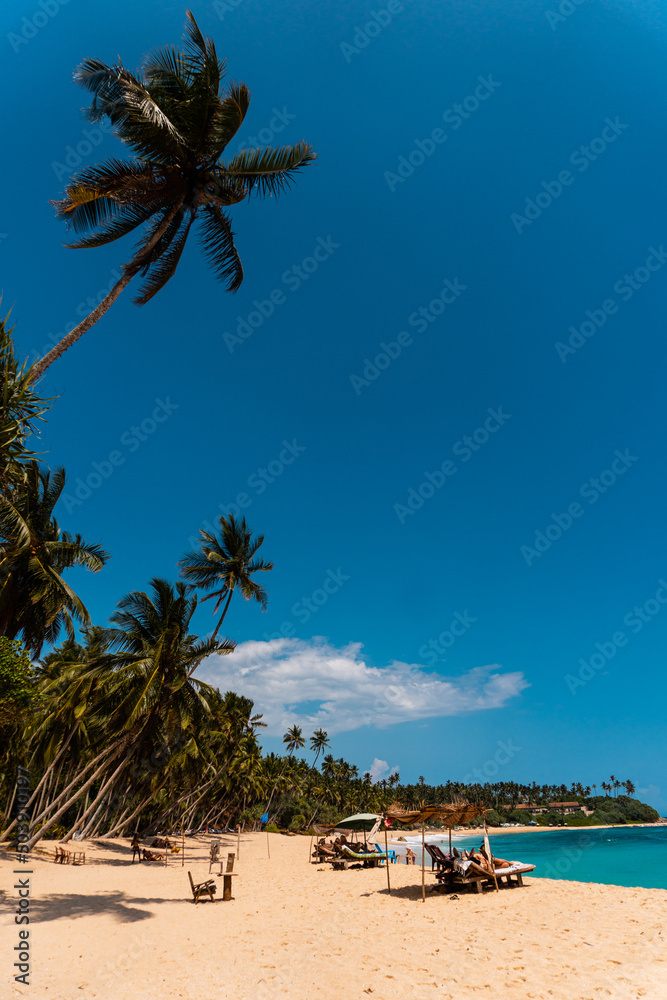 Piękny tropikalny krajobraz, rajska plaża i ocean oraz błękitne niebo. - obrazy, fototapety, plakaty 