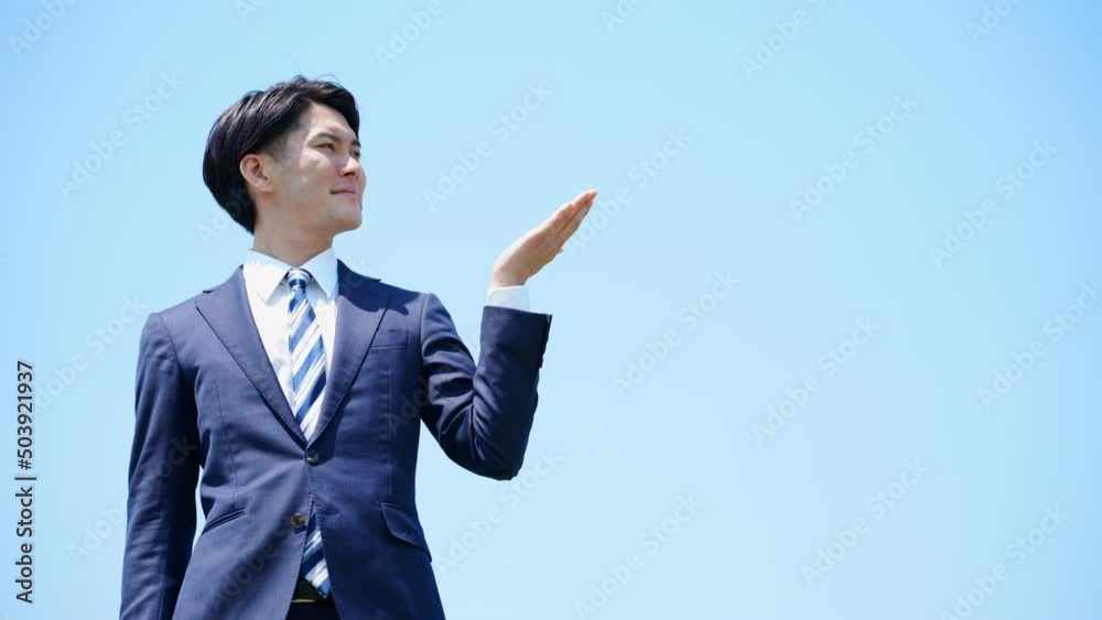 案内をする若いビジネスマン　ビジネスイメージ