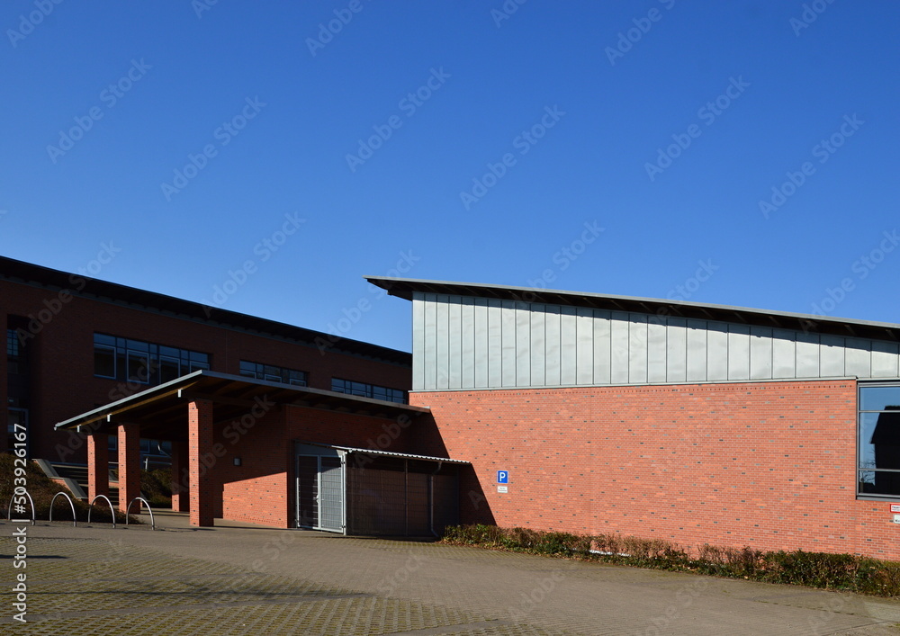 Moderne Schule im Frühling in der Stadt Walsrode, Niedersachsen Moderne Schule im Frühling in der Stadt Walsrode, Niedersachsen