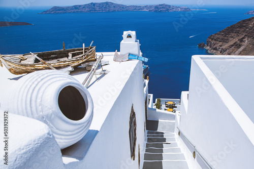 Fototapeta Naklejka Na Ścianę i Meble -  Walking in the streets of Santorini in Greece
