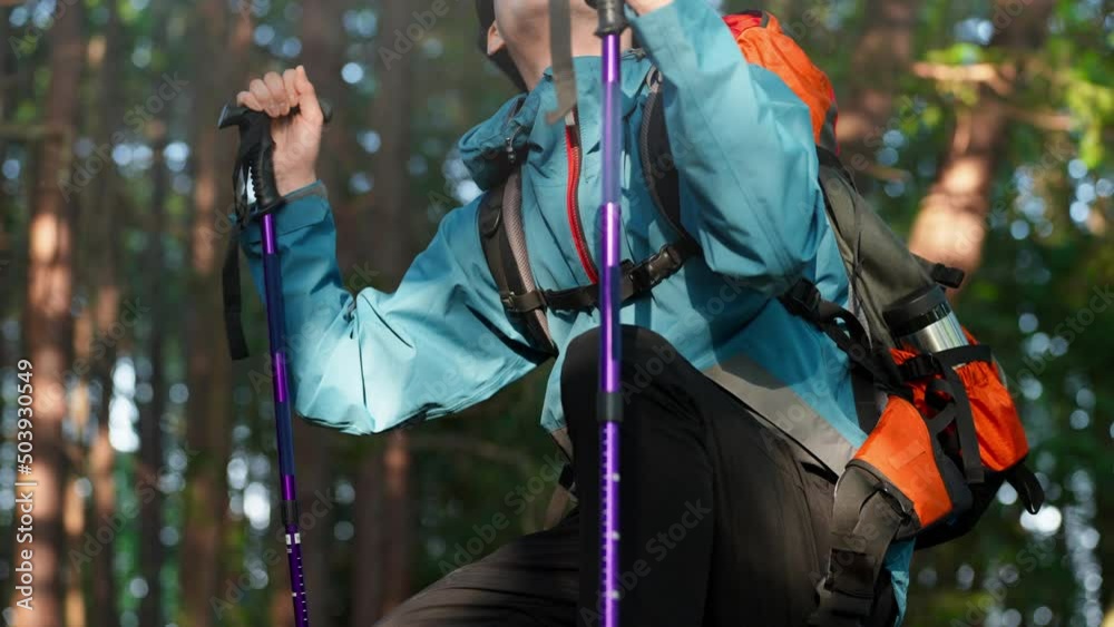 登山をする若い男性 スポーツイメージ 登山をする若い男性 スポーツイメージ