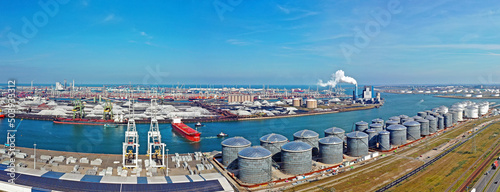 Photo Aerial panorama from industry in the harbor from Rotterdam in the Netherlands