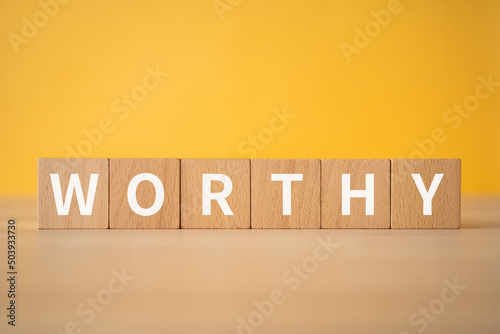 「WORTHY」と書かれた積み木