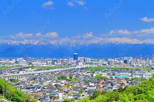 富山市街と立山連峰 呉羽山からの眺め 疾走する北陸新幹線