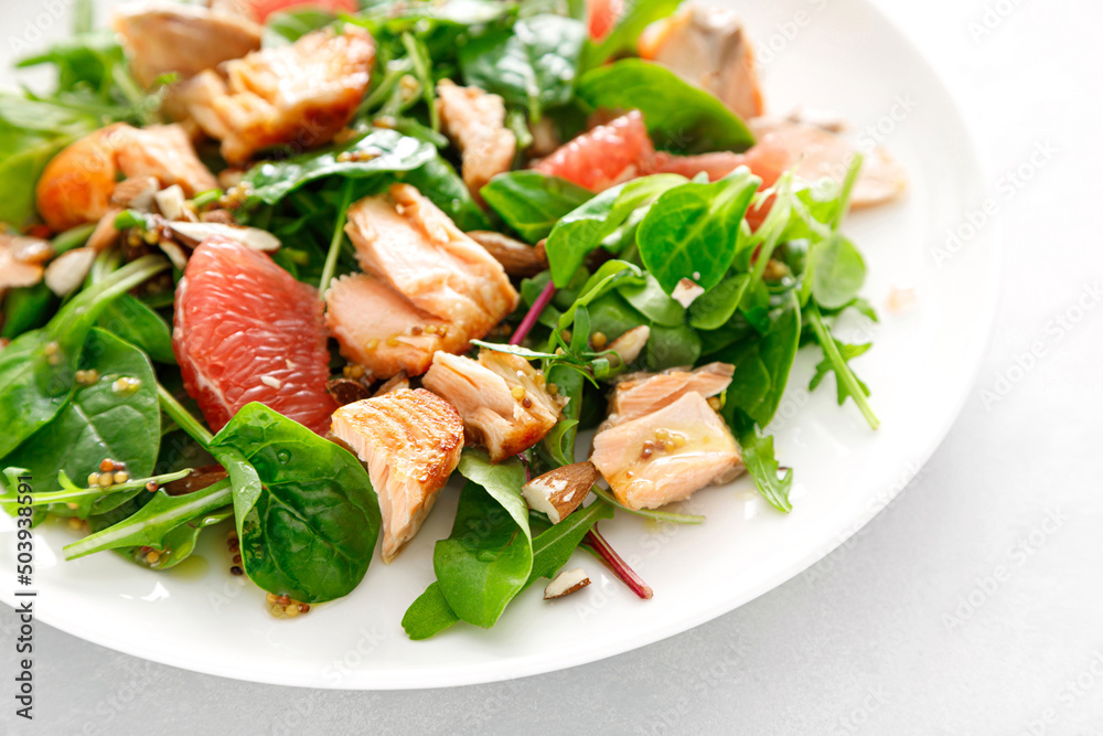 Grilled salmon salad with grapefruit, almonds and salad mix Grilled salmon salad with grapefruit, almonds and salad mix