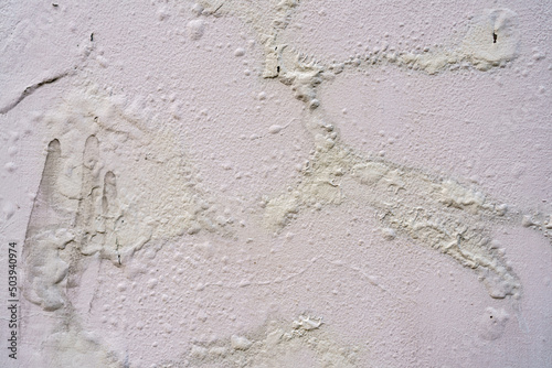Foto Moisture on the wall causing the color of the wall to bulge and cause mold