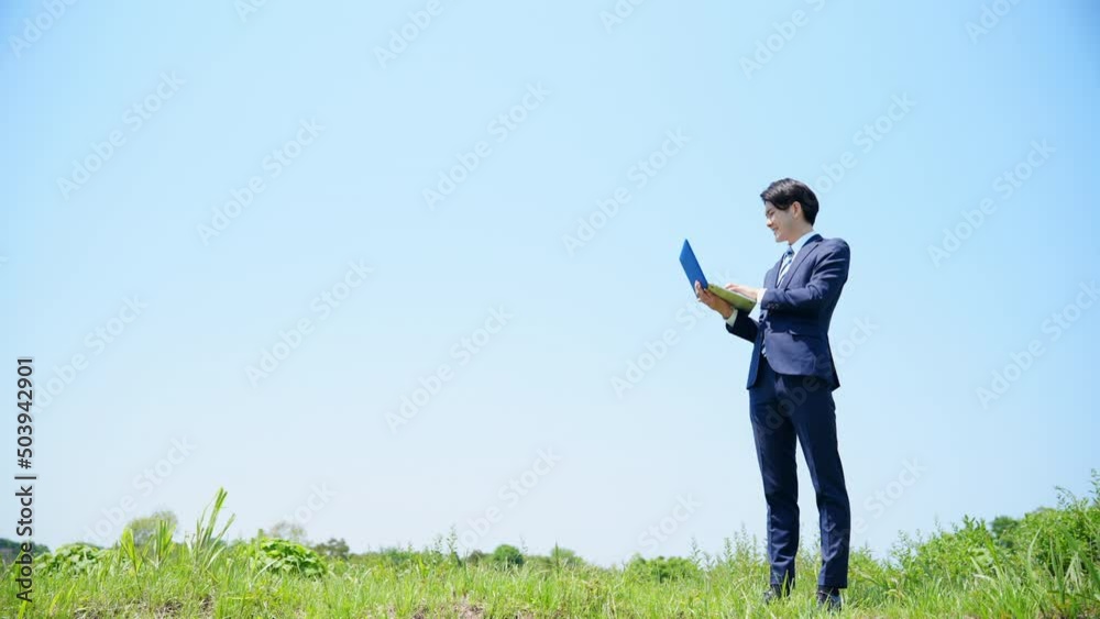 ノートパソコンを操作する若いビジネスマン ビジネスイメージ ノートパソコンを操作する若いビジネスマン ビジネスイメージ