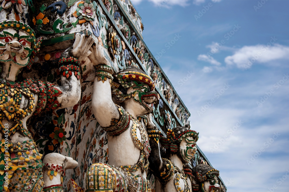 Vista cercana de esculturas protectoras de templo Wat Arun, en Bangkok