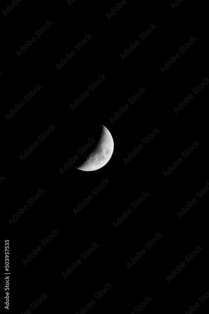 満ち欠けし、夜に光り輝く月