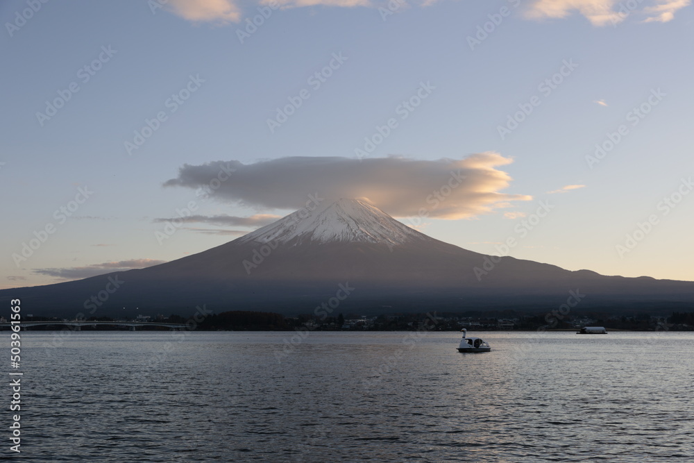 夕焼け空に焼ける富士山と笠雲