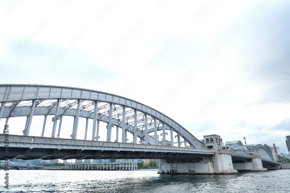 Fototapeta premium 勝ち鬨橋と東京のウォーターフロント（隅田川 東京 2022） Tokyo waterfront with skyscrapers (Sumidagawa Tukijiji-OohashI bridge Tokyo 2022)