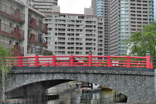 佃小橋の朱塗りの欄干とリバーシティの超高層マンション（東京都中央区）The red balustrade of Tsukuda-kobashi and the skyscraper of River City（Tokyo Japan 2022）