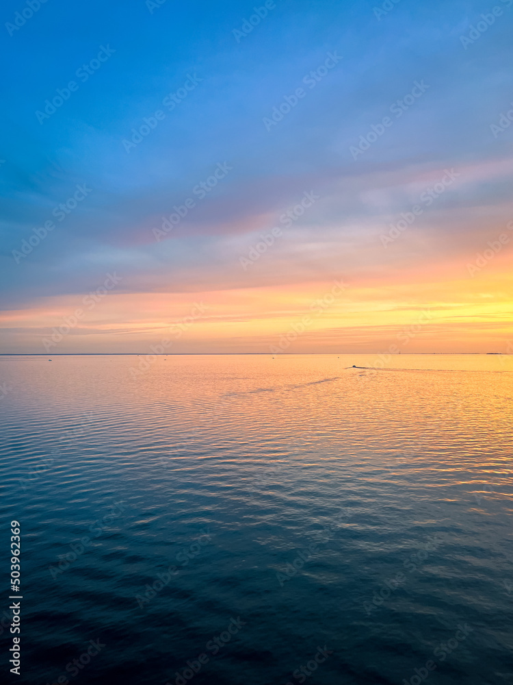 Obraz premium Wonderful peaceful sunset at the sea, seascape background, tender and natural colors 