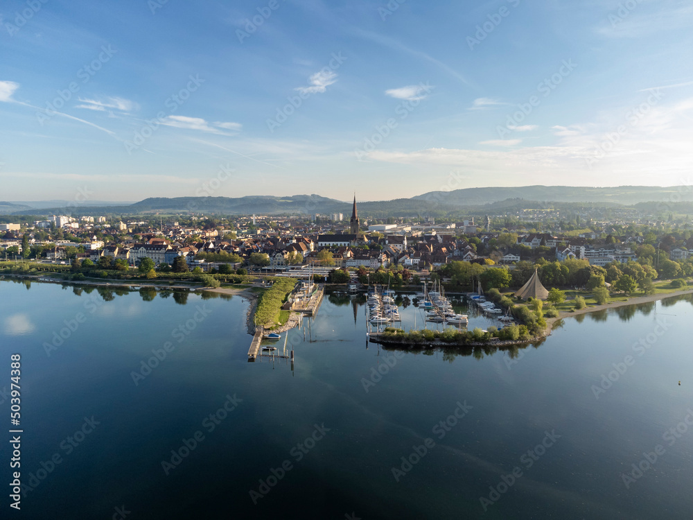 Die Stadt Radolfzell am Bodensee mit der Hafenanlage Wäschbruck