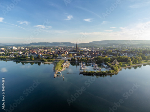 Die Stadt Radolfzell am Bodensee mit der Hafenanlage W  schbruck