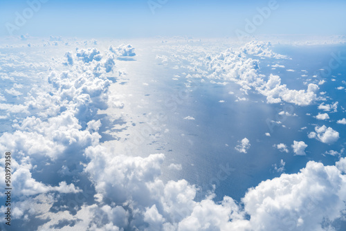 Obraz na płótnie Aerial view of sea and clouds on a sunny day w salonie