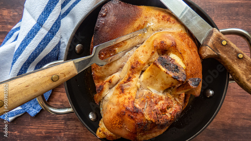 goldbraun gebackene Schweinehaxe im Topf mit Spießer photo