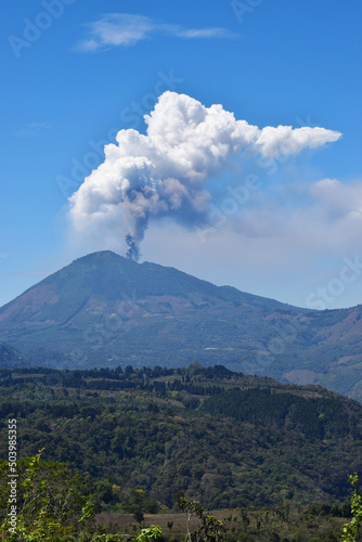 Volcán Pacaya haciendo erupción, volcán activo en Guatemala. Toma Vertical.