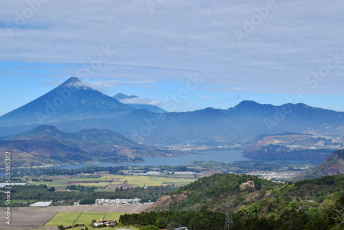 Vista del lago de Amatitlán, al fondo el volcán de Agua en Guatemala.