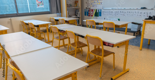 Obraz na płótnie Salle de classe dans une école sans personne.