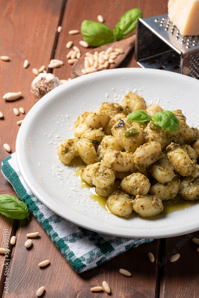 Piatto di deliziosi gnocchi di patate con pesto alla genovese, cibo Italiano Piatto di deliziosi gnocchi di patate con pesto alla genovese, cibo Italiano